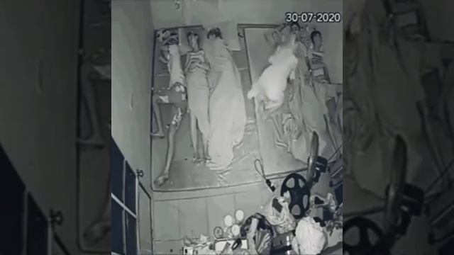 Bete Moj Kardi | Sleepy Girl caught doing weird at night | CCTV Footage of a Girl at night смотреть онлайн