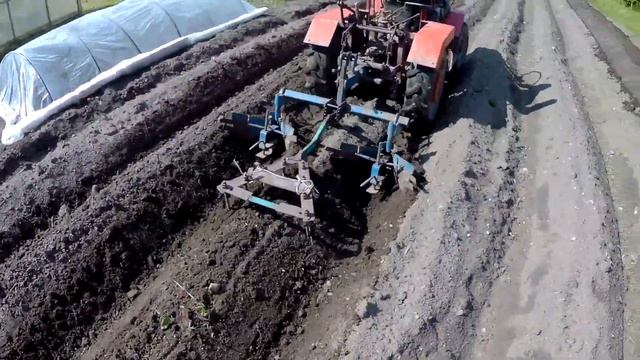 Обработка земли усовершенствованным окучником для мотоблока и минитрактора смотреть онлайн