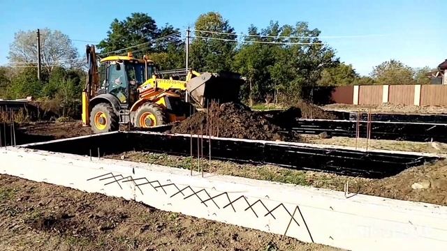 Фундамент почти готов, продолжаем строить. смотреть онлайн