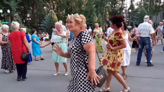 ЗА ЧЕТЫРЕ МОРЯ! ТАНЦЫ В ПАРКЕ ГОРЬКОГО ХАРЬКОВ смотреть онлайн