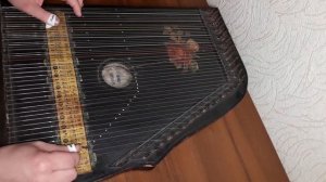 Старинный струнный инструмент Цитра. Playing zither.