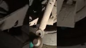 Рено Логан стук задних амортизаторов..