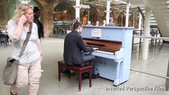 Amazing Pianist at St Pancras Station Plays the theme from Amelie смотреть онлайн