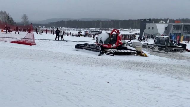 Ваня Цема с инструктором обучения на горных лыжах. Миасс, Солнечная долина. Часть 1. смотреть онлайн