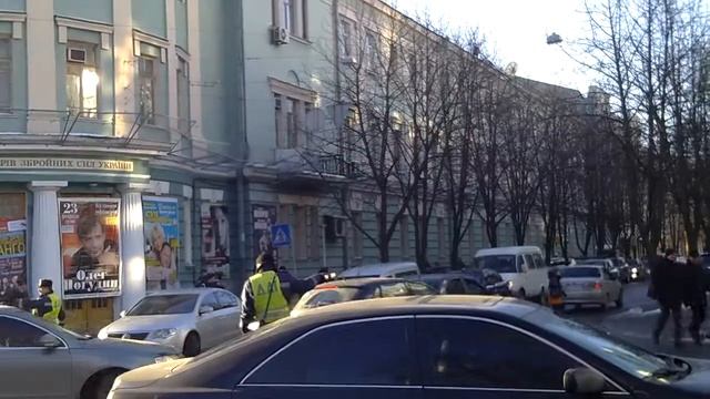 Возле ВР 4 гаишника на перекрестке смотреть онлайн