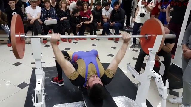 Рекорд Казахстана по народному жиму. Свой вес 82.5 кг пожал на 48раз. смотреть онлайн