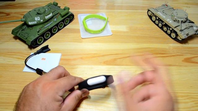 Xiaomi Mi Band. Бюджетный фитнес браслет. смотреть онлайн