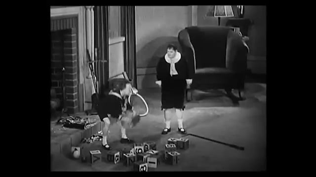 Laurel And Hardy - Clumsy Oliver смотреть онлайн