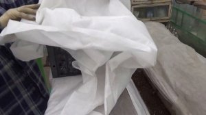 Подвесные полки в теплице, очень просто .