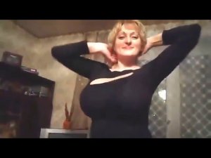 Яна танцует с большой грудью