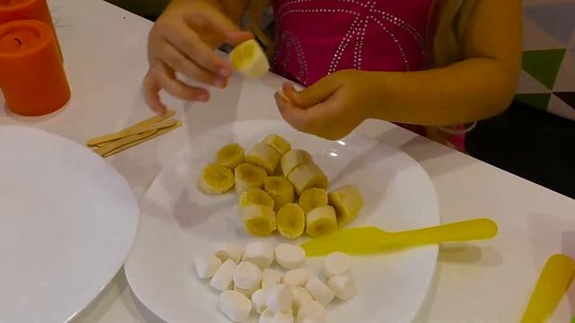 DIY Шашлычки в шоколаде с Маршмэллоу и бананом / Вкусное украшение стола смотреть онлайн