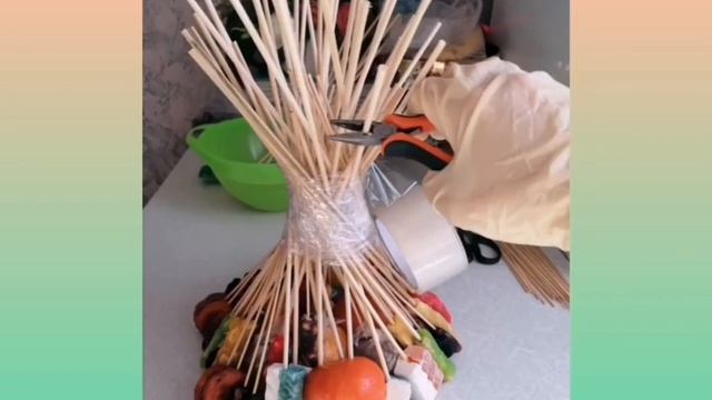 Съедобный букет из фруктов, сухофруктов, сладостей. Как сделать своими руками. смотреть онлайн