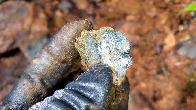 Gold Bearing Minerals Found Between 50 Meter Wide Quartz Vein & Volcanic Rock! смотреть онлайн