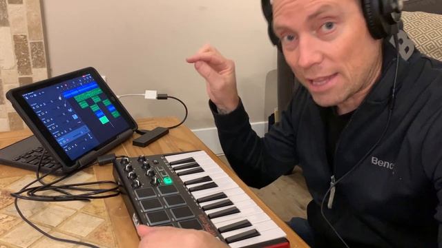 How to Connect USB Keyboards to GarageBand iOS (iPhone/iPad) смотреть онлайн