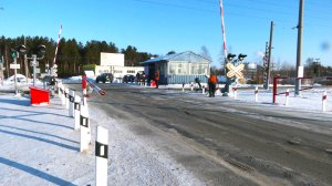 Сургутянам напомнили правила пересечения железнодорожных переездов