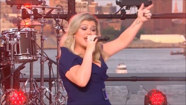 Kelly Clarkson Sings 