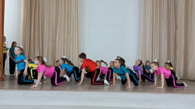 '' Танцы на улице '' . Ансамбль танца '' Конфетти '' Натальи Толмачевой школа 132 и 148 г. Самара смотреть онлайн