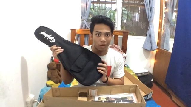Epiphone Les Paul Ukulele Unboxing | Andrew Topinio смотреть онлайн