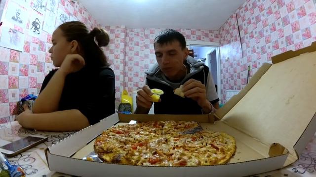 КУШАЕМ ПИЦЦУ ЗА 549 РУБЛЕЙ МУКБАНГ MUKBANG смотреть онлайн