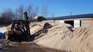 Вилочный погрузчик с ковшом