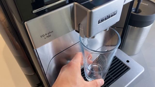Siemens EQ.6 plus s700 Test mit ❤️ Milchschaum & 7 Getränke live zubereitet (inkl. Milchkaffee) смотреть онлайн