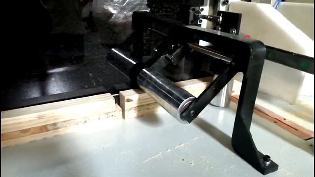 Торцевание заготовки в заданный размер на автоматическом торцовочном станке с толкателем EcoWood смотреть онлайн