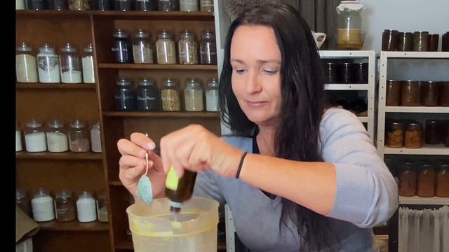 EASY MELT AND POUR SOAP MAKING FOR BEGINNERS - Rosemary & Rose Soap смотреть онлайн