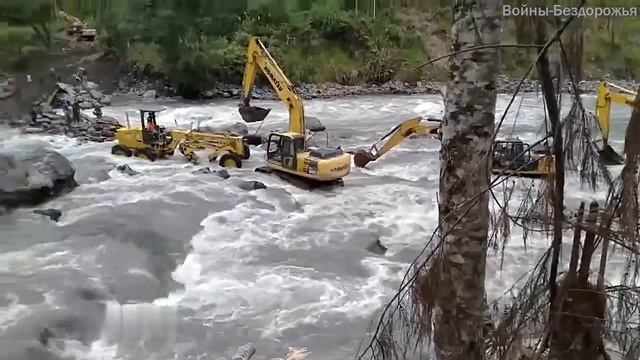 3 Экскаватора KOMATSU PC200 Сопровождают автогрейдер для экстремальной переправы через реку. смотреть онлайн