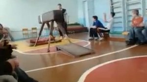 Прыжки в школе через коня