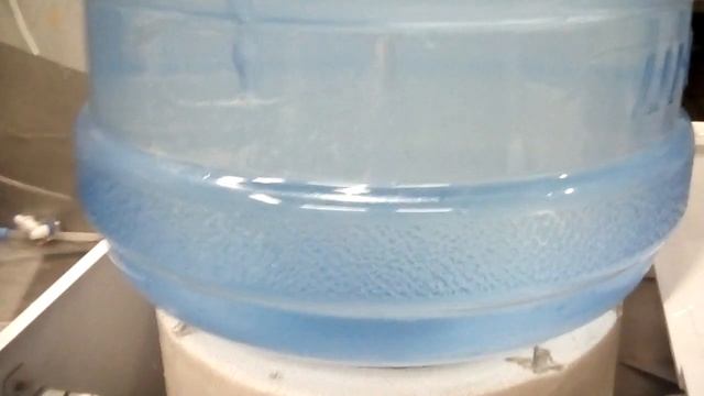 Почему из кулера вытекает вода