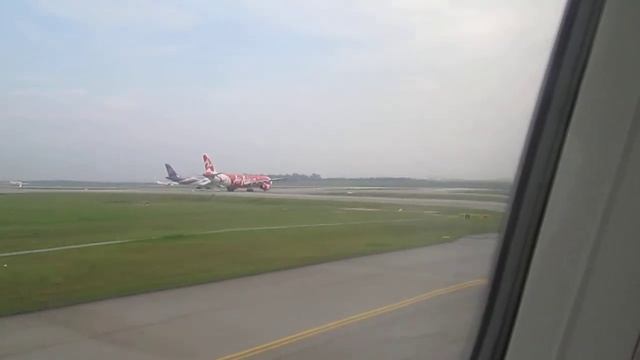 20130920@虎航(Tigerair) TR2453號航班(馬來西亞吉隆坡KUL→新加坡樟宜SIX)~機窗~LCCT停機坪→跑道 смотреть онлайн