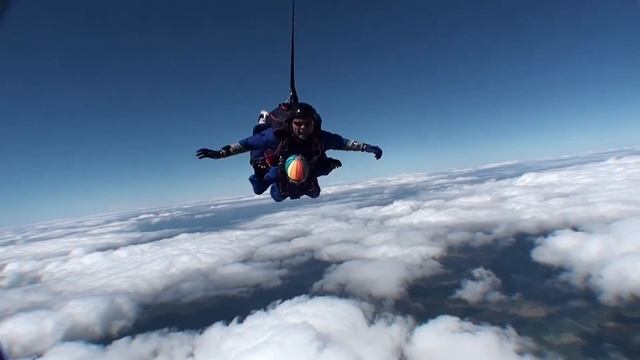 Прыжок с парашютом отца с сыном в день ВДВ. Тандем. Ребенку 7 лет. смотреть онлайн