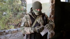 Читают письма солдаты