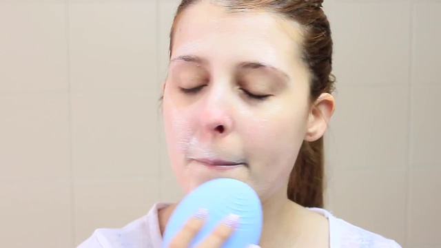 Foreo Luna - компактное устройство для очищения кожи лица