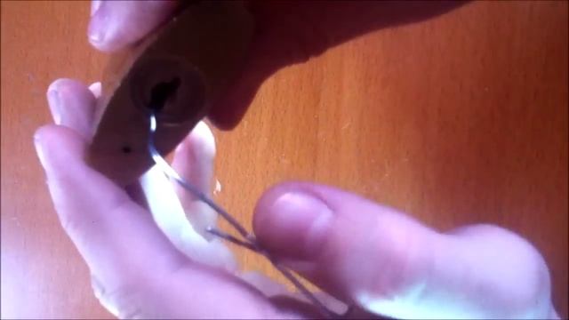 Как открыть замок двумя скрепками! смотреть онлайн