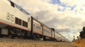 Пассажирские двухэтажные скоростные поезда в США железная дорога поезд едет по дороге в Америке