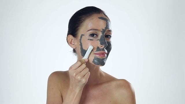 Black Diamond Magnetism Mud Mask in action - 黑鑽磁力泥面膜用法 смотреть онлайн