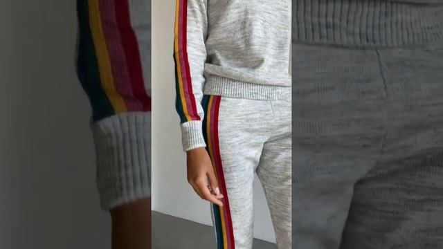 Обзор: Шерстяной вязаный костюм с разноцветными деталями смотреть онлайн