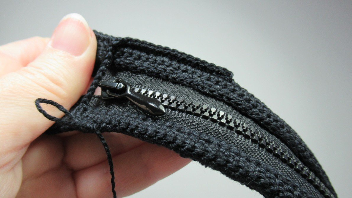 Как начинаю обвязывать застежку при вязании крючком основы сумки смотреть онлайн