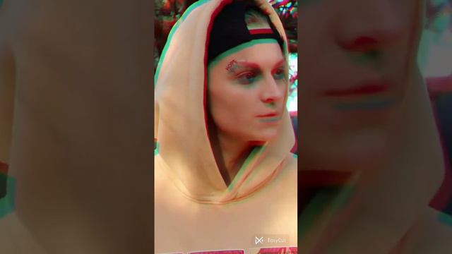 это видео смонтировала  я кстати я вернулась залитай в мой тг канал там классно сылка в комментах