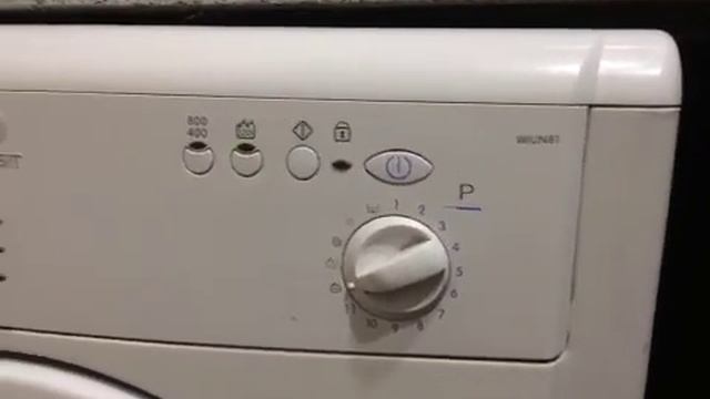 Стиральная машина Indesit WIUN 81 мигают индикаторы полоскание и замок! Что делать? смотреть онлайн