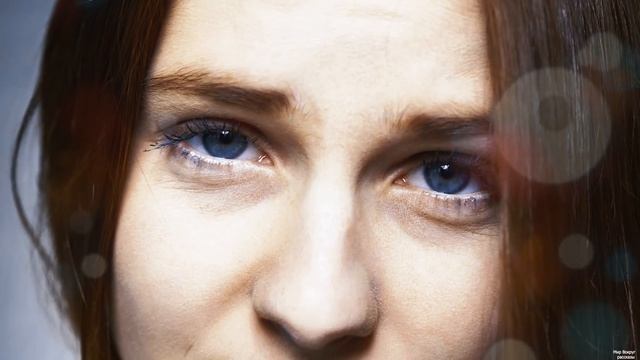 Играя в лесопосадке, ребятки нашли что то в листве, их действия, шокировали всех… смотреть онлайн