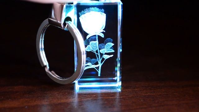 Брелок из стекла с меняющейся подсветкой