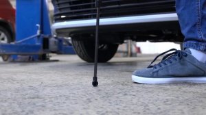 Установка амортизаторов капота на Volkswagen Polo.