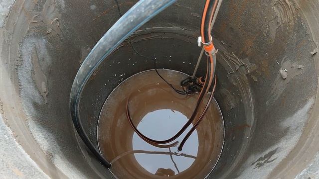 Сутоки, абиссинка в колодце на берегу красивого водохранилища. смотреть онлайн