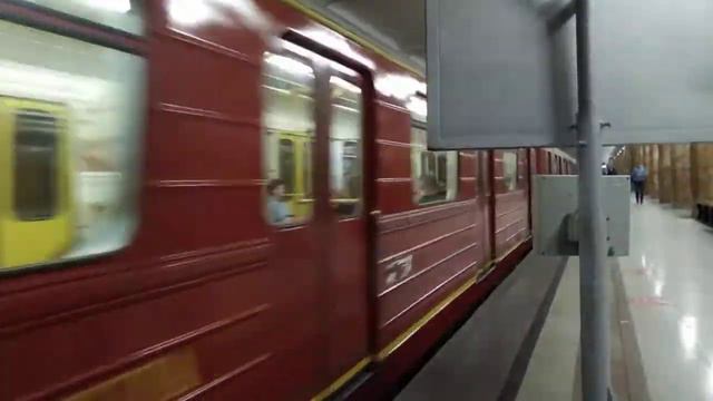 Москва. Поезд «Номерной» в окраске «Красная стрела» на станции «Красносельская». 05 сентября 2021 смотреть онлайн