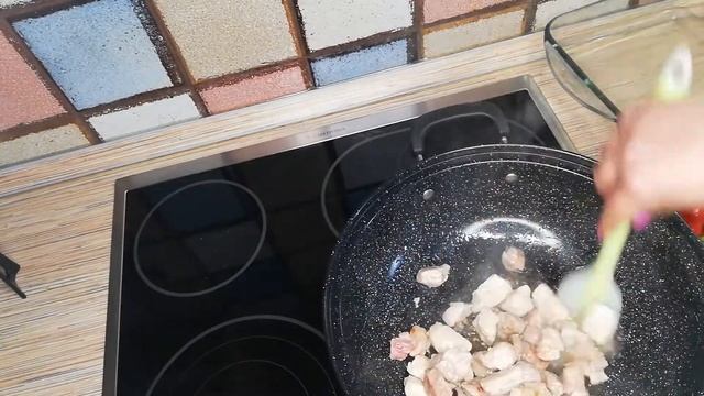 Простая и очень вкусная тушеная картошка с мясом. Очень вкусно. Просто. Быстро