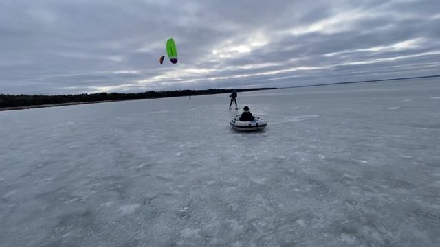 Snow kite. лодка на льду за кайтом. смотреть онлайн