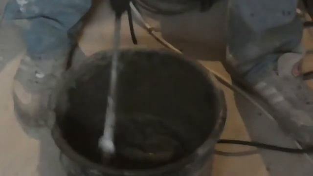 Клеим плитку на пол и устанавливаем двери 01 смотреть онлайн