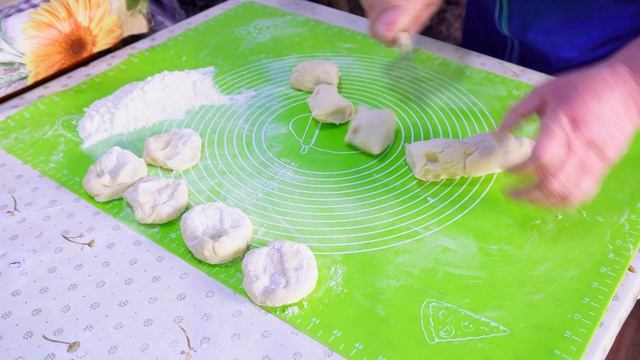 ПИРОЖКИ С ГОРОХОВОЙ КАШЕЙ И КУРИЦЕЙ по-домашнему смотреть онлайн